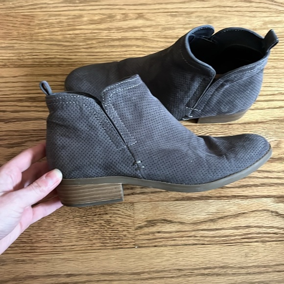 Universal Thread Dylan booties - Picture 2 of 7